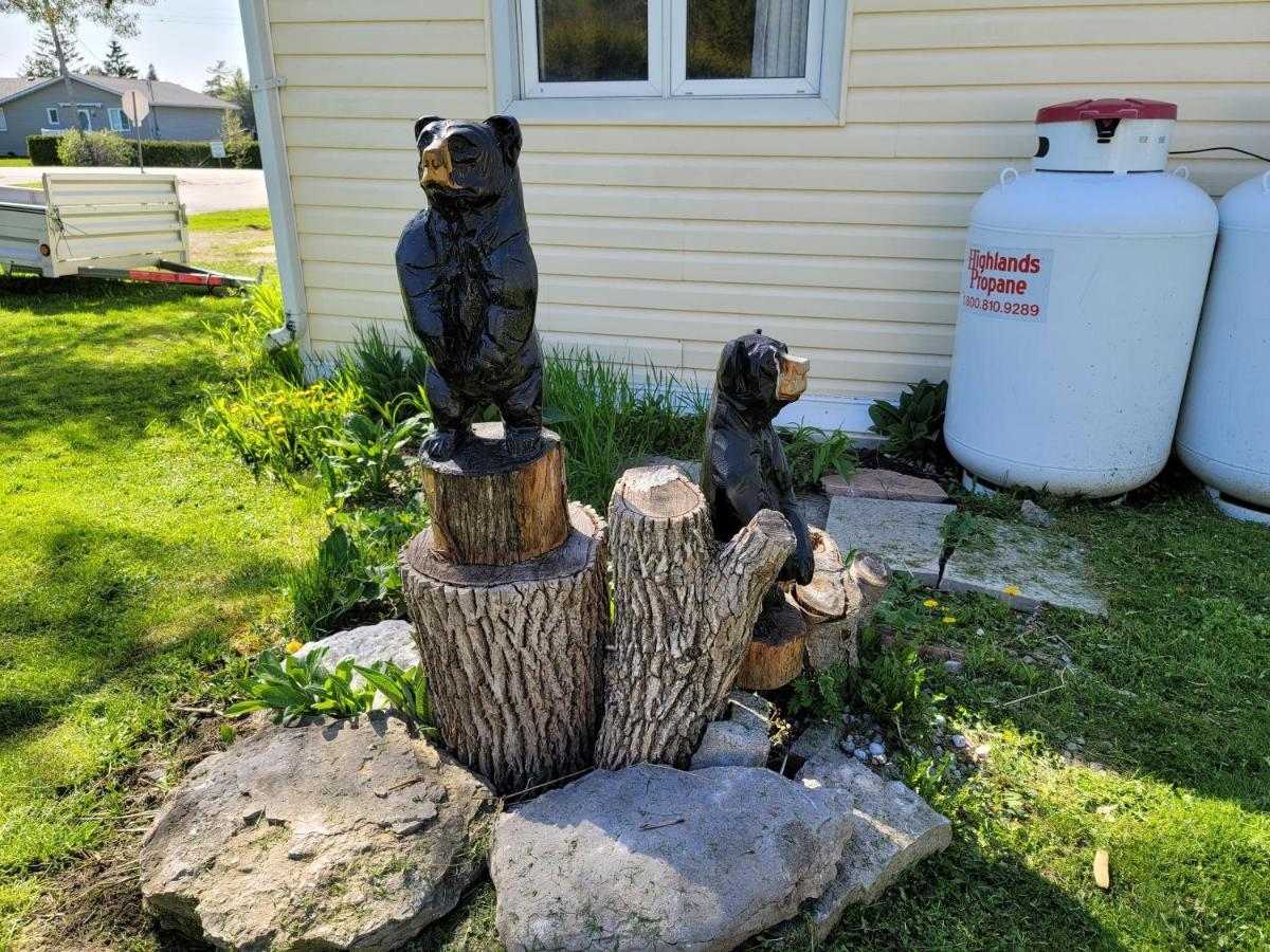 Fun Place With A Sandy Beach For Swimming, Boating, And Fishing, Featuring 3 Available Cabins Fenelon Falls Zewnętrze zdjęcie