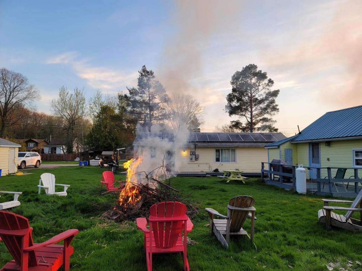 Fun Place With A Sandy Beach For Swimming, Boating, And Fishing, Featuring 3 Available Cabins Fenelon Falls Zewnętrze zdjęcie