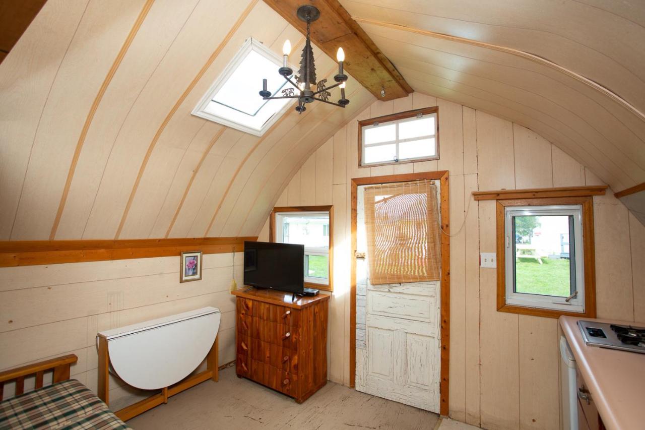 Fun Place With A Sandy Beach For Swimming, Boating, And Fishing, Featuring 3 Available Cabins Fenelon Falls Zewnętrze zdjęcie