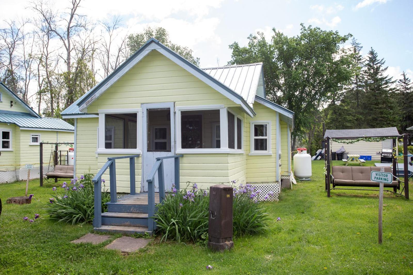 Fun Place With A Sandy Beach For Swimming, Boating, And Fishing, Featuring 3 Available Cabins Fenelon Falls Zewnętrze zdjęcie