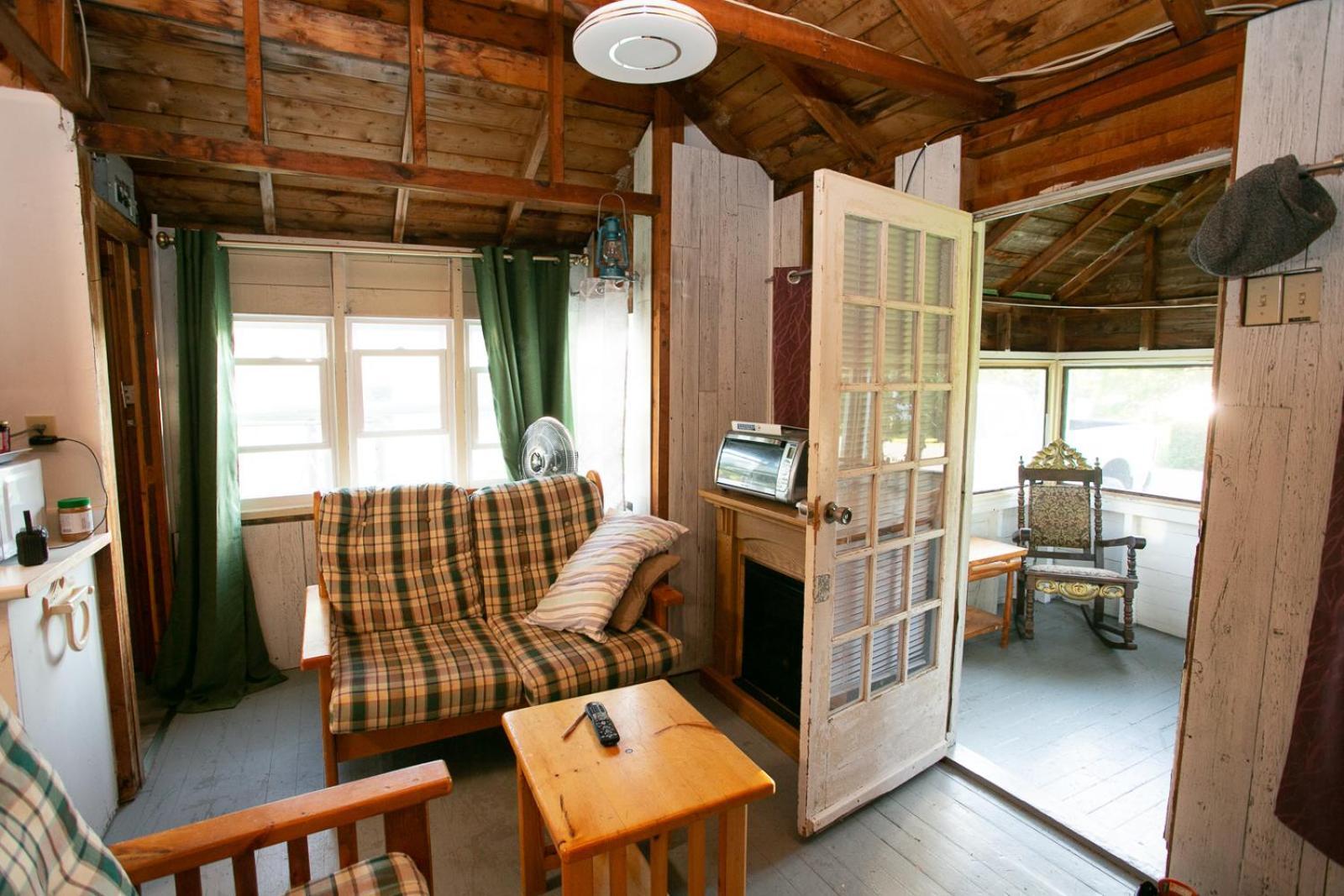 Fun Place With A Sandy Beach For Swimming, Boating, And Fishing, Featuring 3 Available Cabins Fenelon Falls Zewnętrze zdjęcie