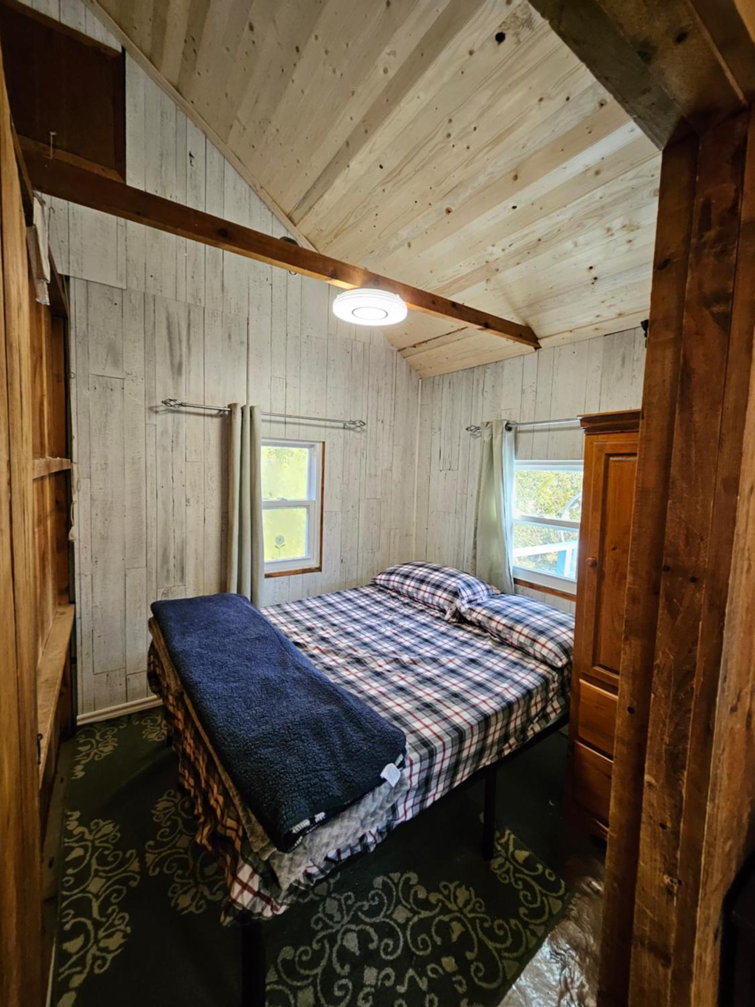 Fun Place With A Sandy Beach For Swimming, Boating, And Fishing, Featuring 3 Available Cabins Fenelon Falls Zewnętrze zdjęcie