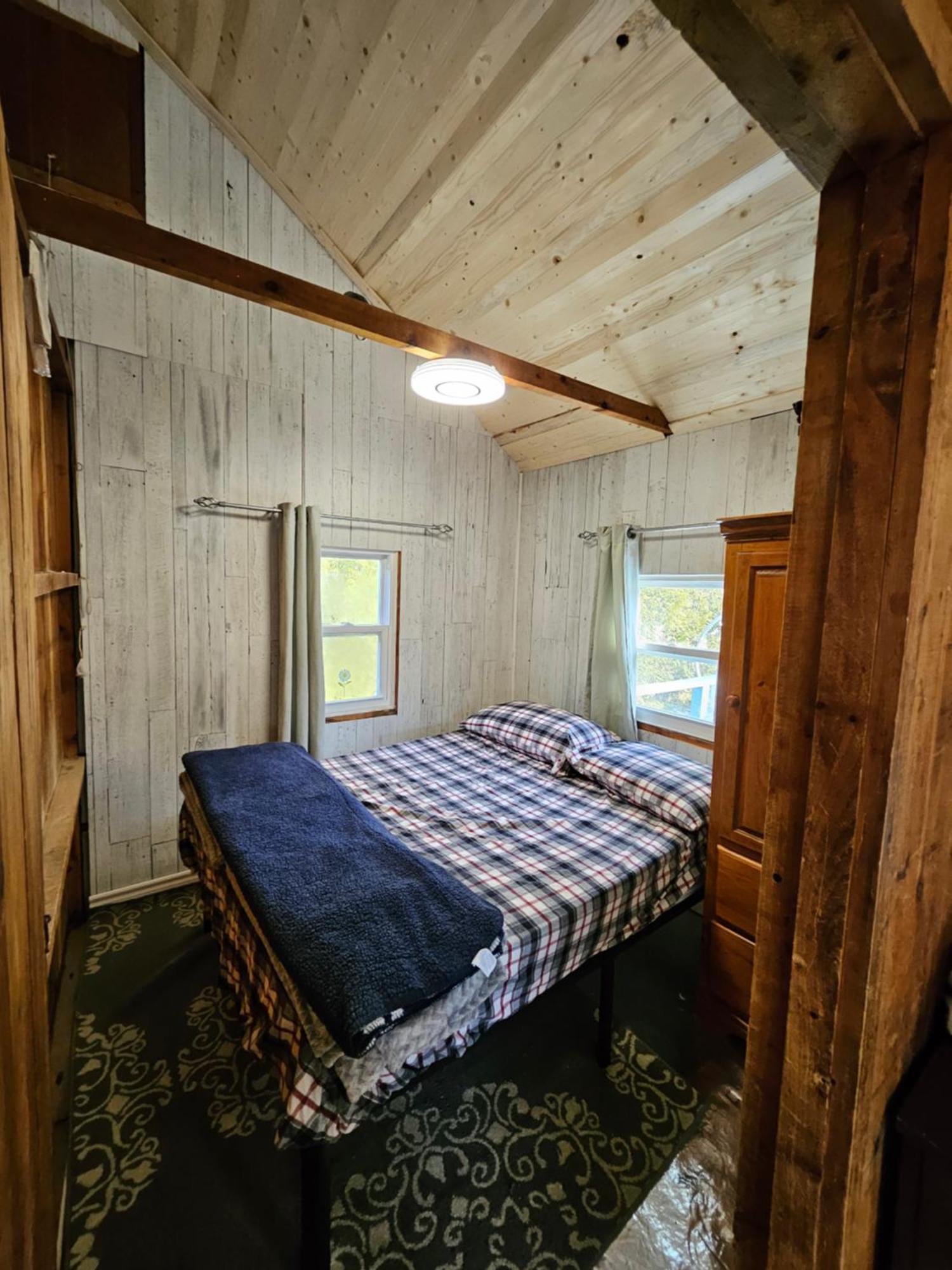 Fun Place With A Sandy Beach For Swimming, Boating, And Fishing, Featuring 3 Available Cabins Fenelon Falls Zewnętrze zdjęcie